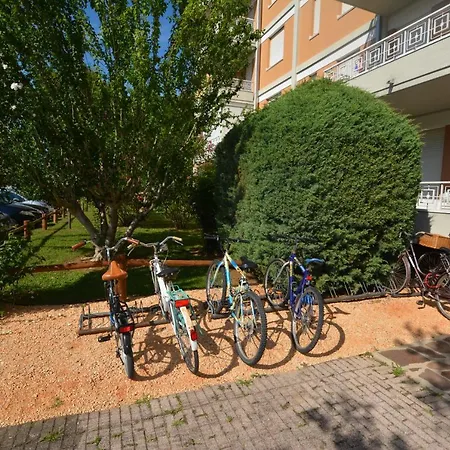 아파트 Lignano Riviera Economico Con Piscina 리그나노 사비아도로